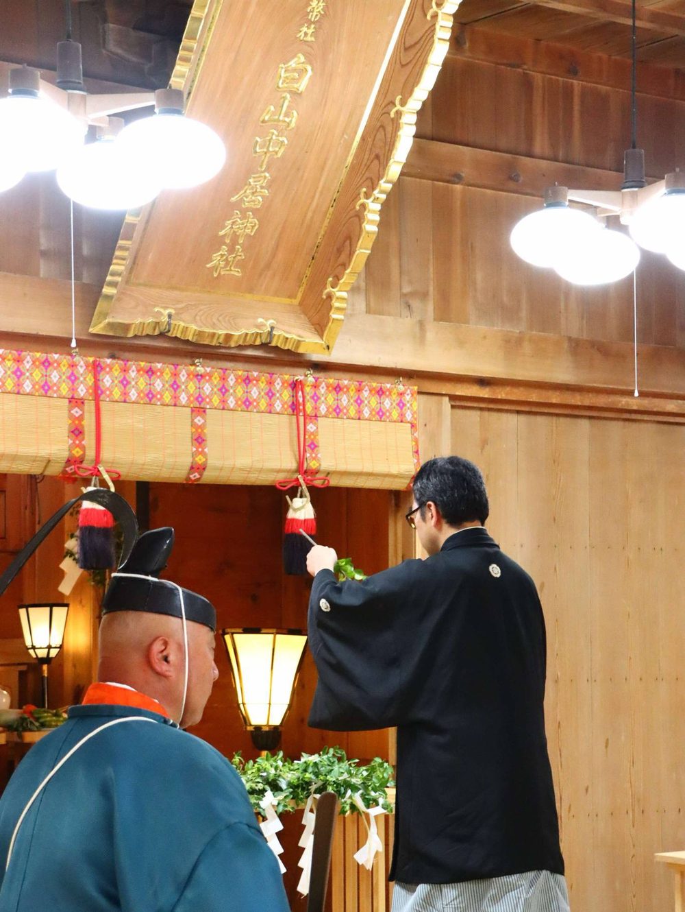 白山中居神社 拝殿にて 御神酒奉納