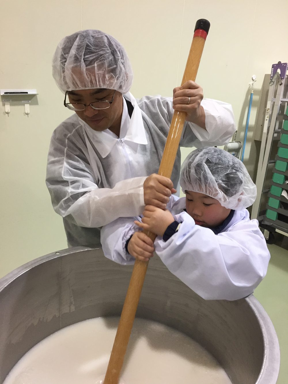 櫂入れ ── 親子で醪をかき混ぜる