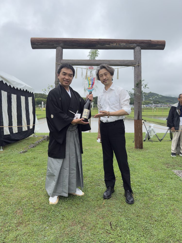 鳥居の前で御神酒『中常乃金神』と共に