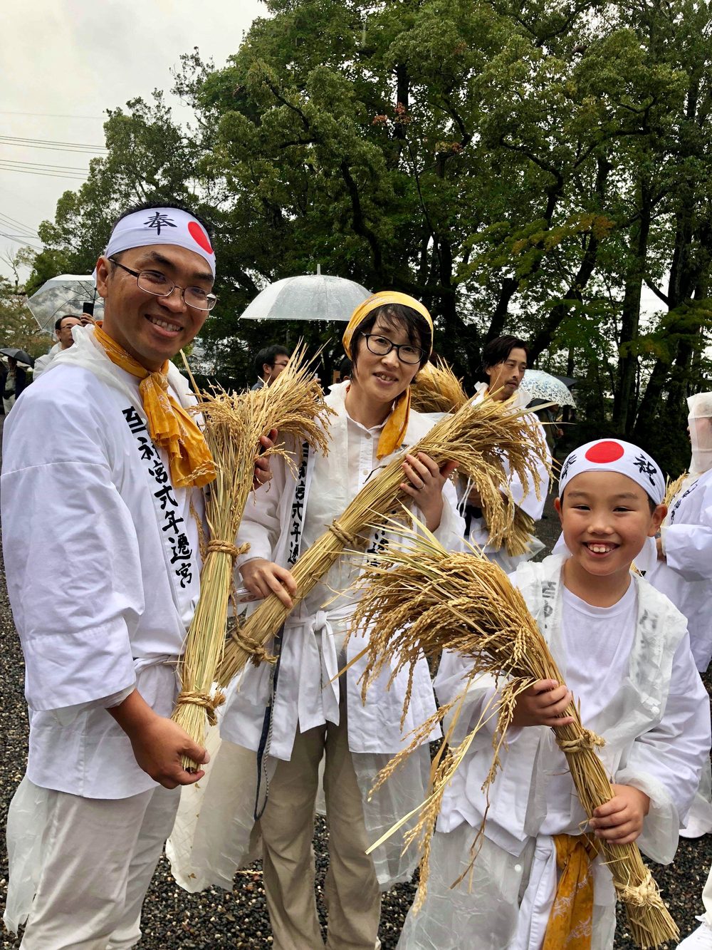 神嘗祭 初穂曳き ── 懸税の稲穂を手に