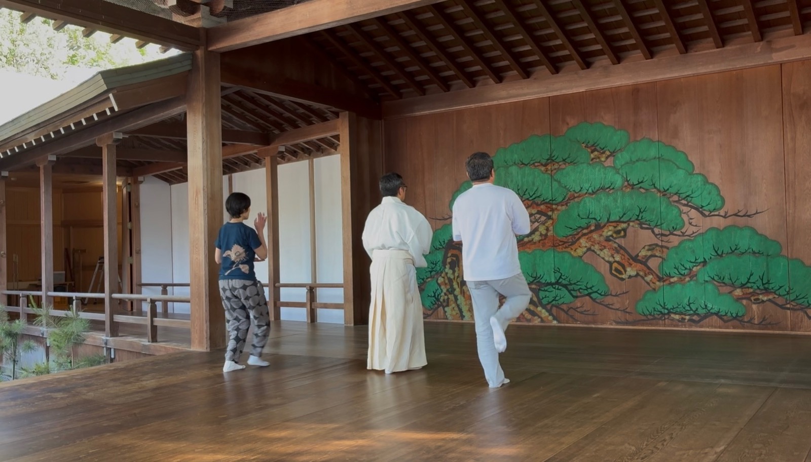鏡板の前で稽古する塾主と参加者